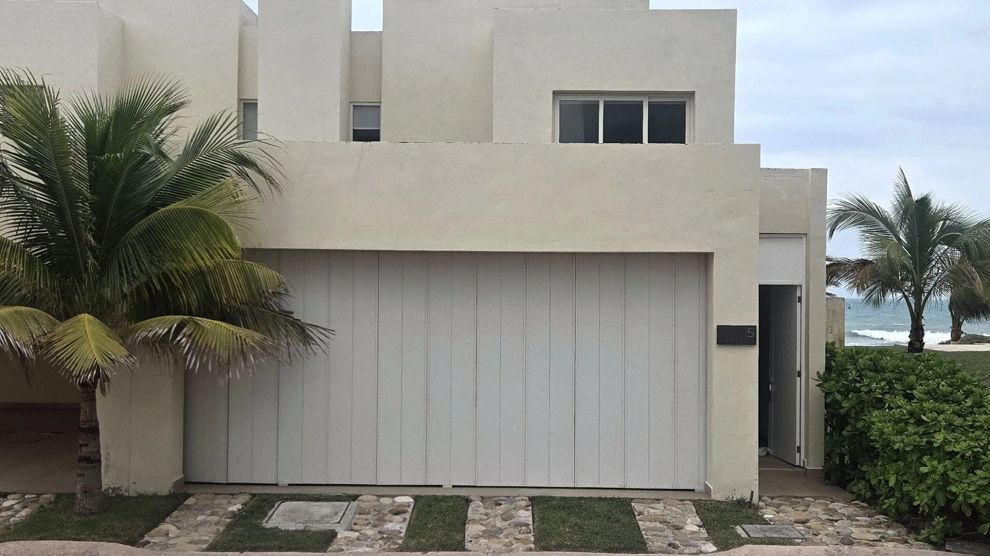 Casa frente al mar en Velamar — foto 1 de 10